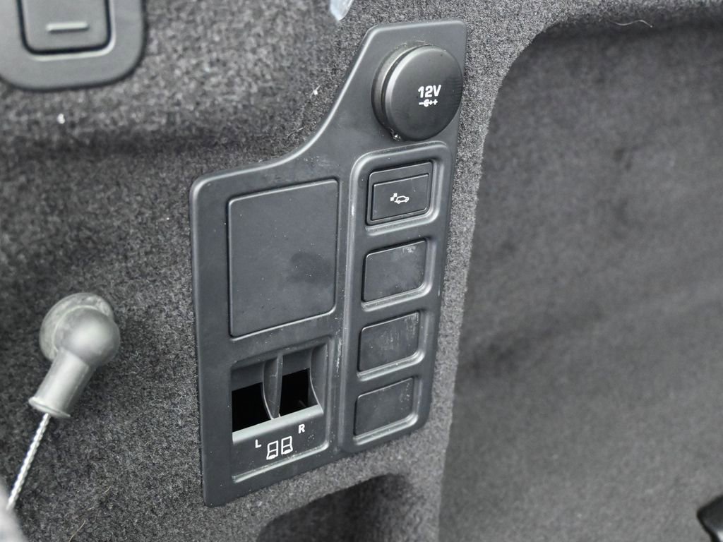 Used 2020 Land Rover Discovery SE image 35