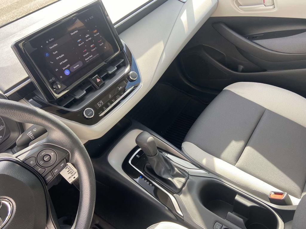 Used 2025 Toyota Corolla LE image 27