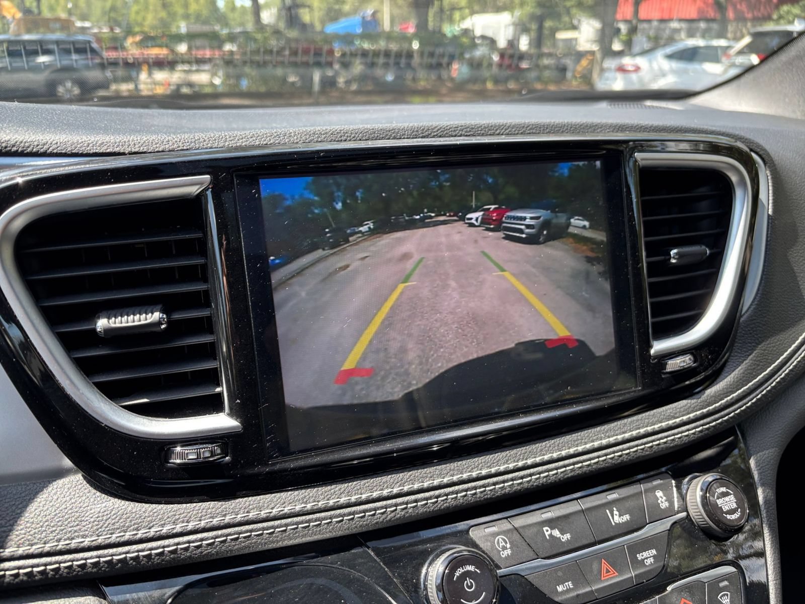 Used 2025 Chrysler Pacifica Limited FWD image 27