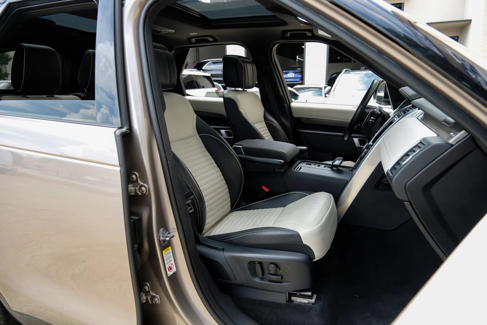 Used 2021 Land Rover Discovery HSE R-Dynamic AWD/4WD image 40