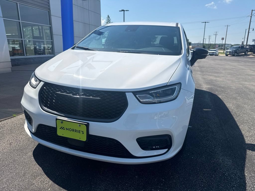 Used 2024 Chrysler Pacifica Limited FWD image 2
