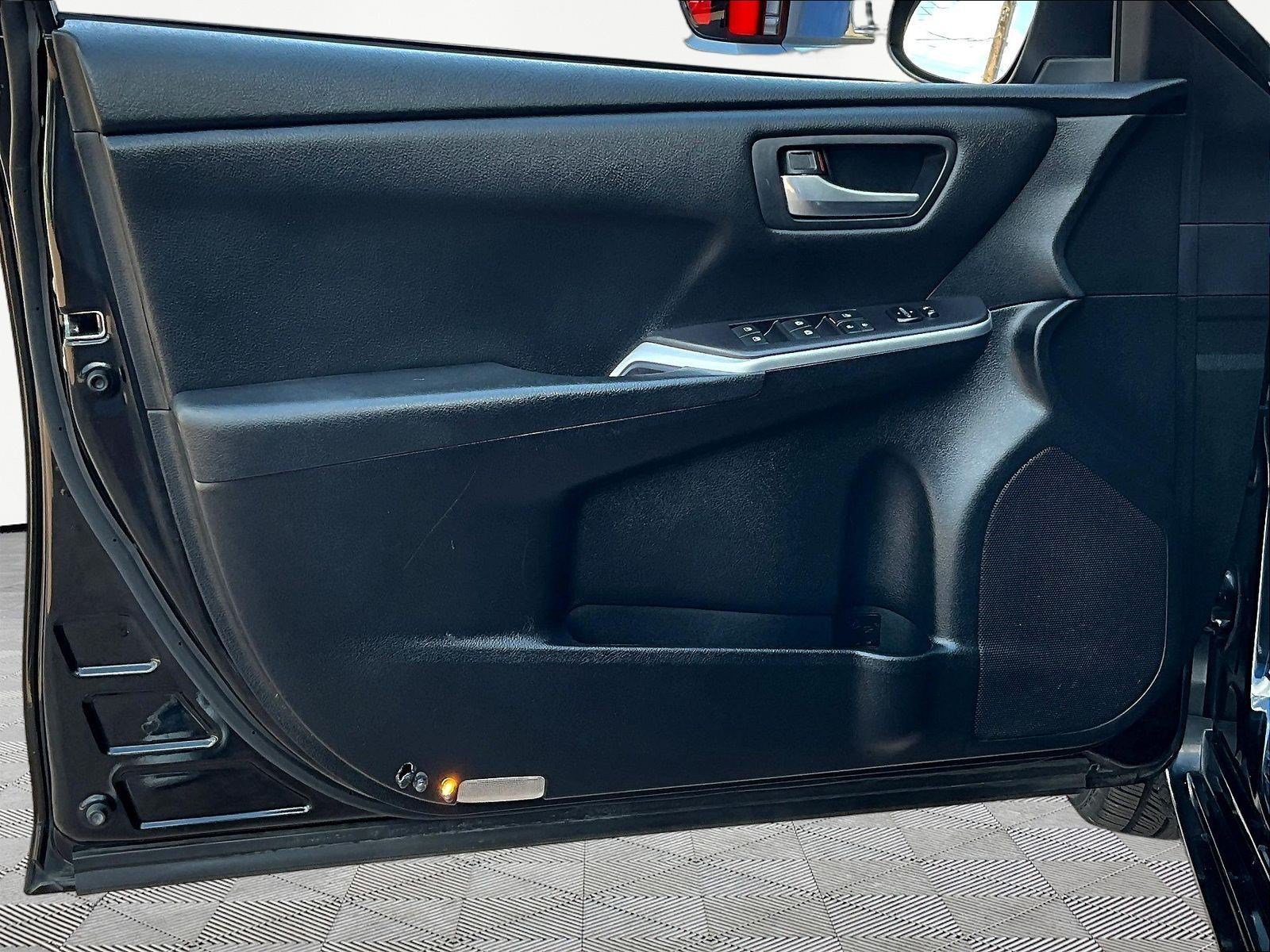 Used 2015 Toyota Camry SE w/ Moonroof Package FWD image 18