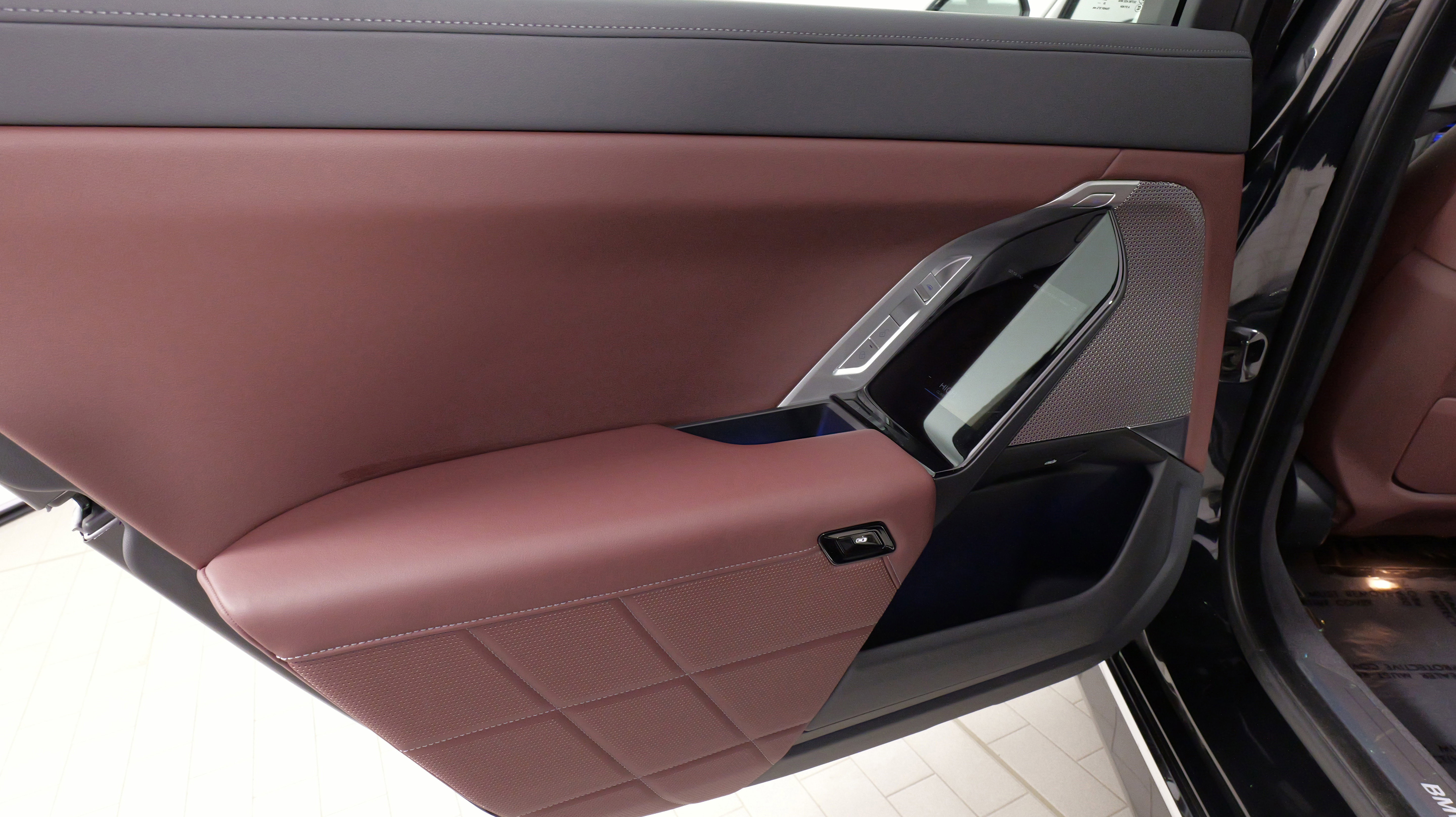 Used 2024 BMW i7 xDrive60 w/ Executive Package image 32