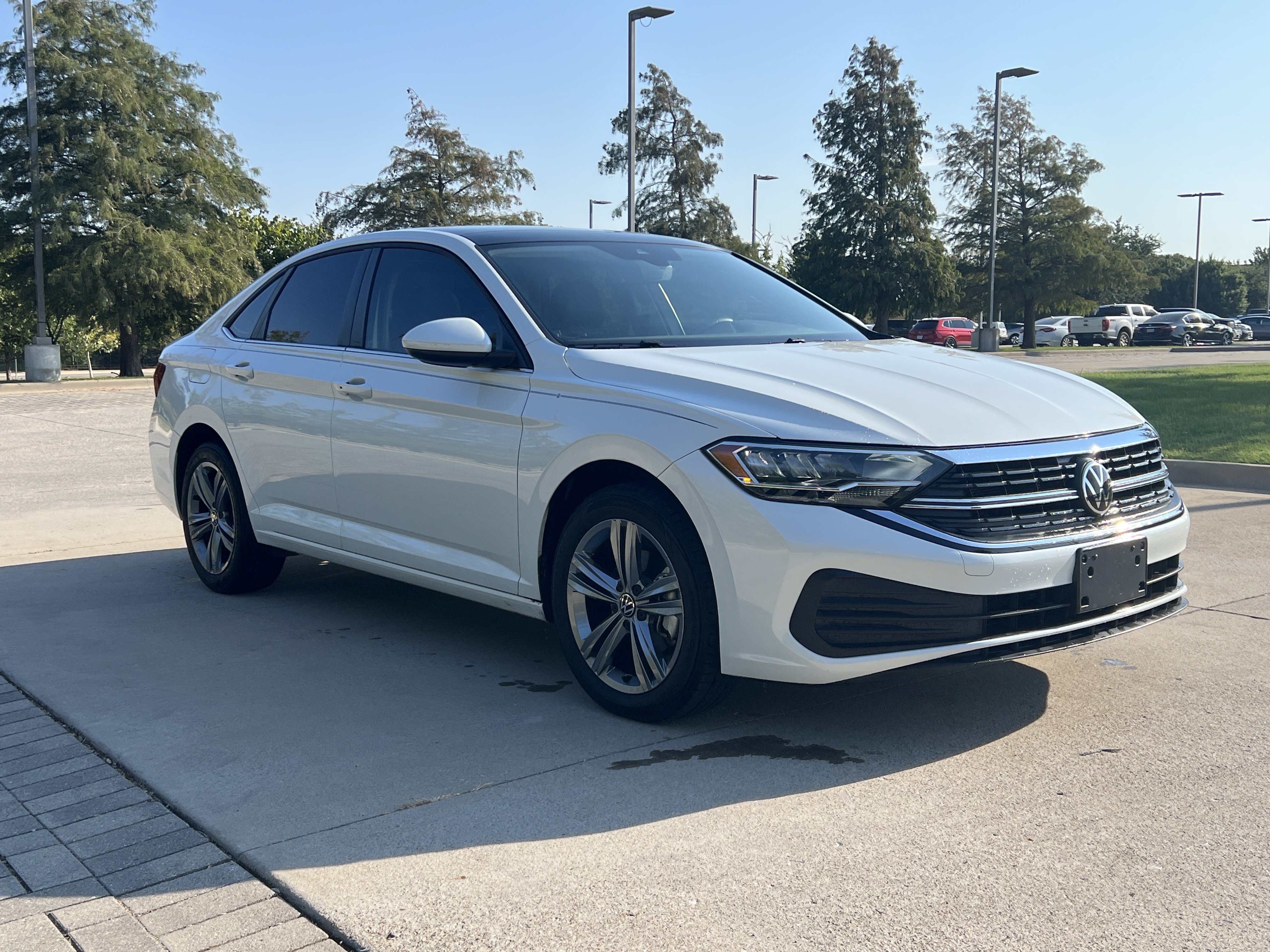 Used 2024 Volkswagen Jetta SE FWD image 2