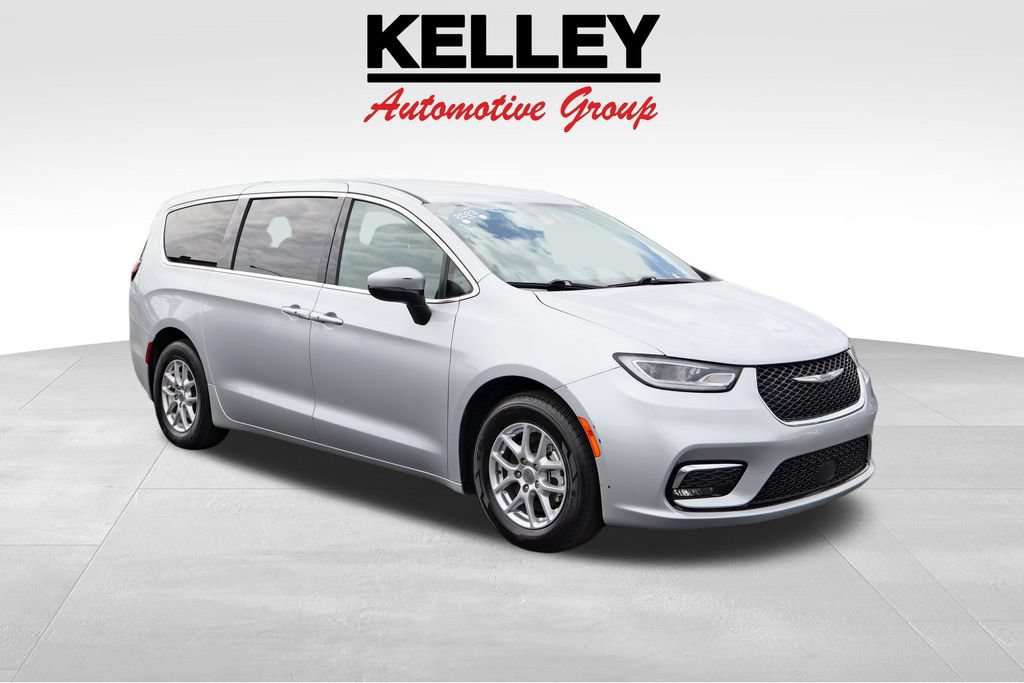 Used 2023 Chrysler Pacifica Touring FWD image 1