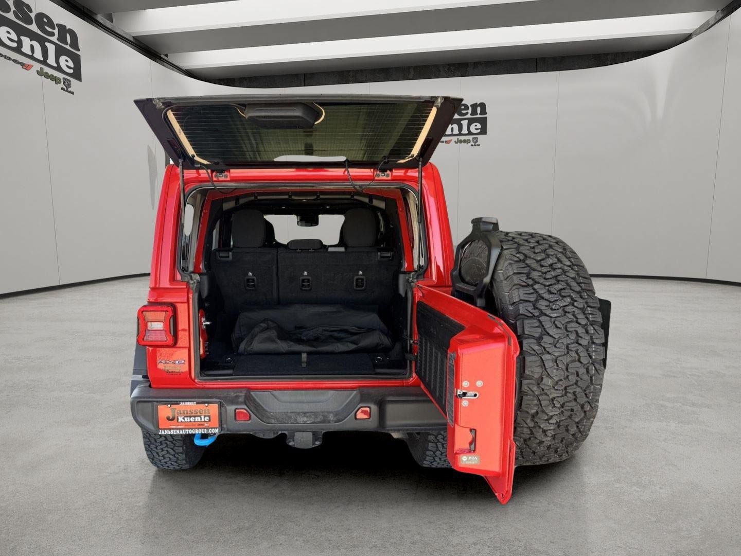 Used 2025 Jeep Wrangler Unlimited Rubicon 4xe w/ Convenience Group AWD/4WD image 7
