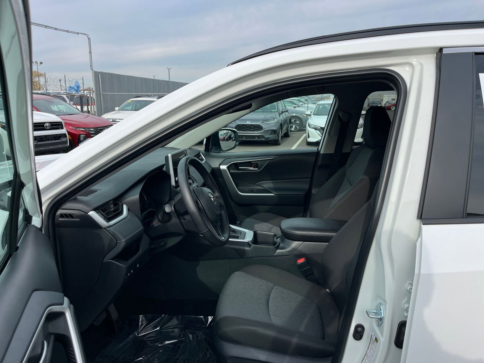 Used 2025 Toyota RAV4 XLE image 27