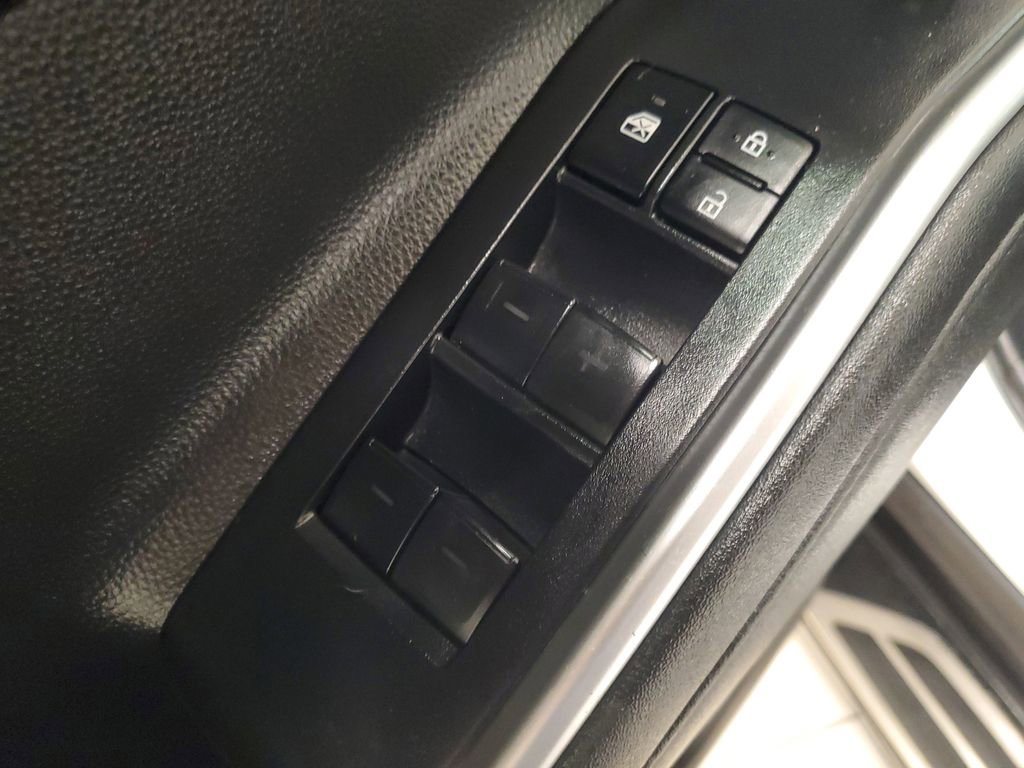 Used 2023 Toyota Highlander XLE image 21