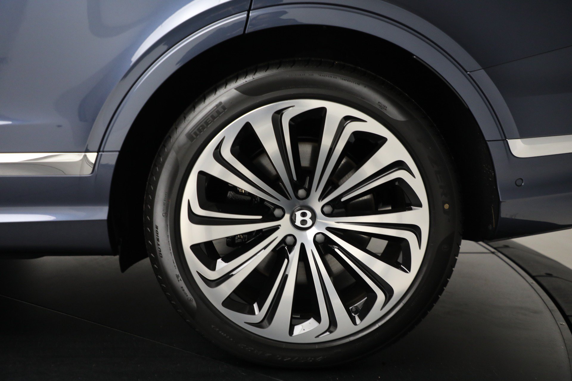 Certified 2025 Bentley Bentayga Extended Wheelbase AWD/4WD image 46