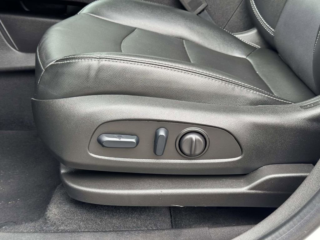 Used 2024 GMC Terrain SLT image 18