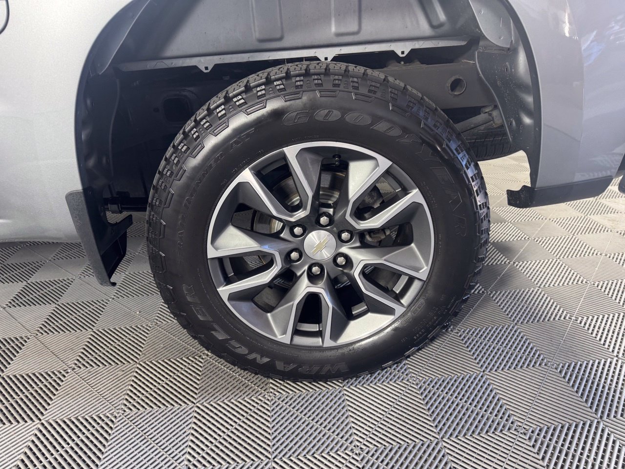 Used 2023 Chevrolet Silverado 1500 LT AWD/4WD image 38