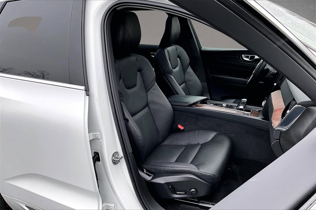Used 2023 Volvo XC60 B5 Plus image 28