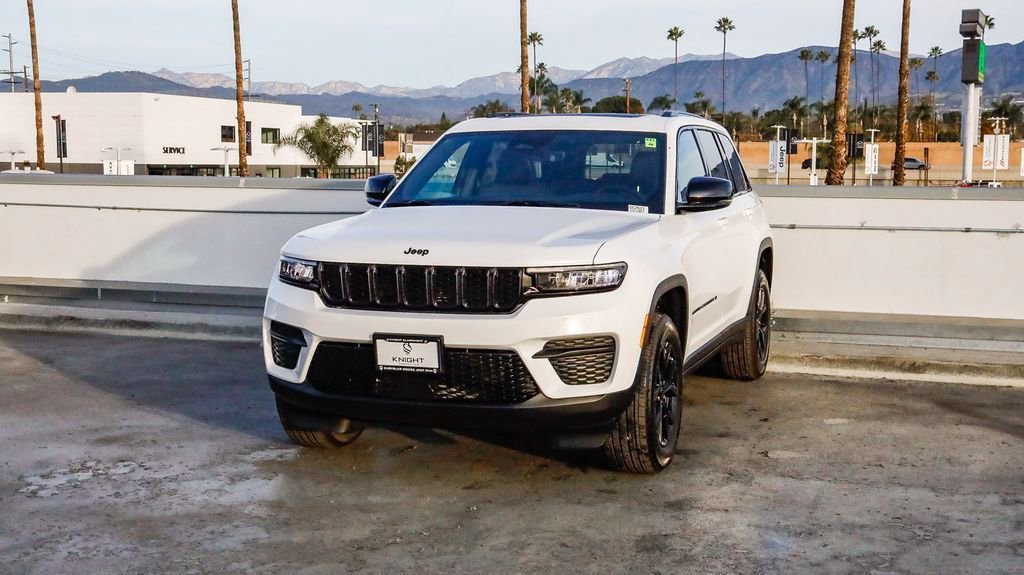 New 2025 Jeep Grand Cherokee Altitude image 4