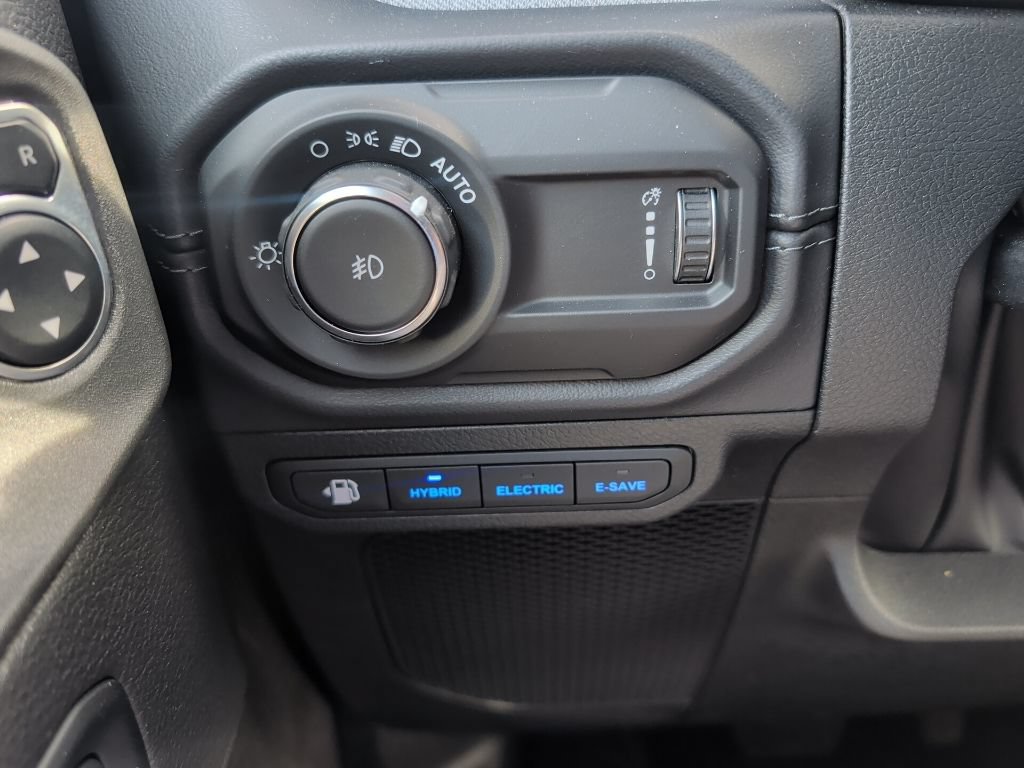 Used 2025 Jeep Wrangler Unlimited Sahara w/ Safety Group AWD/4WD image 15