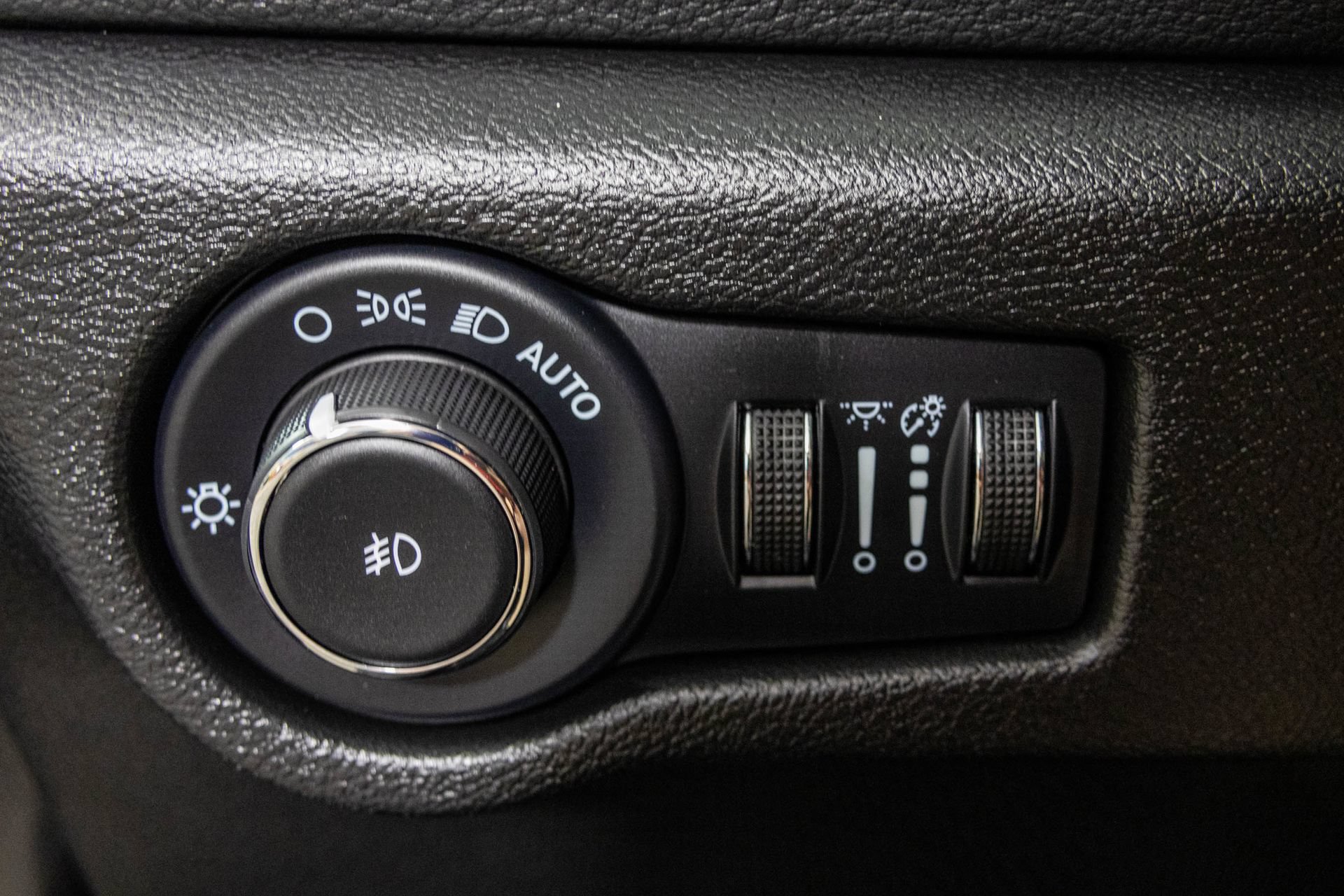 Used 2023 Chrysler Pacifica Touring FWD image 32