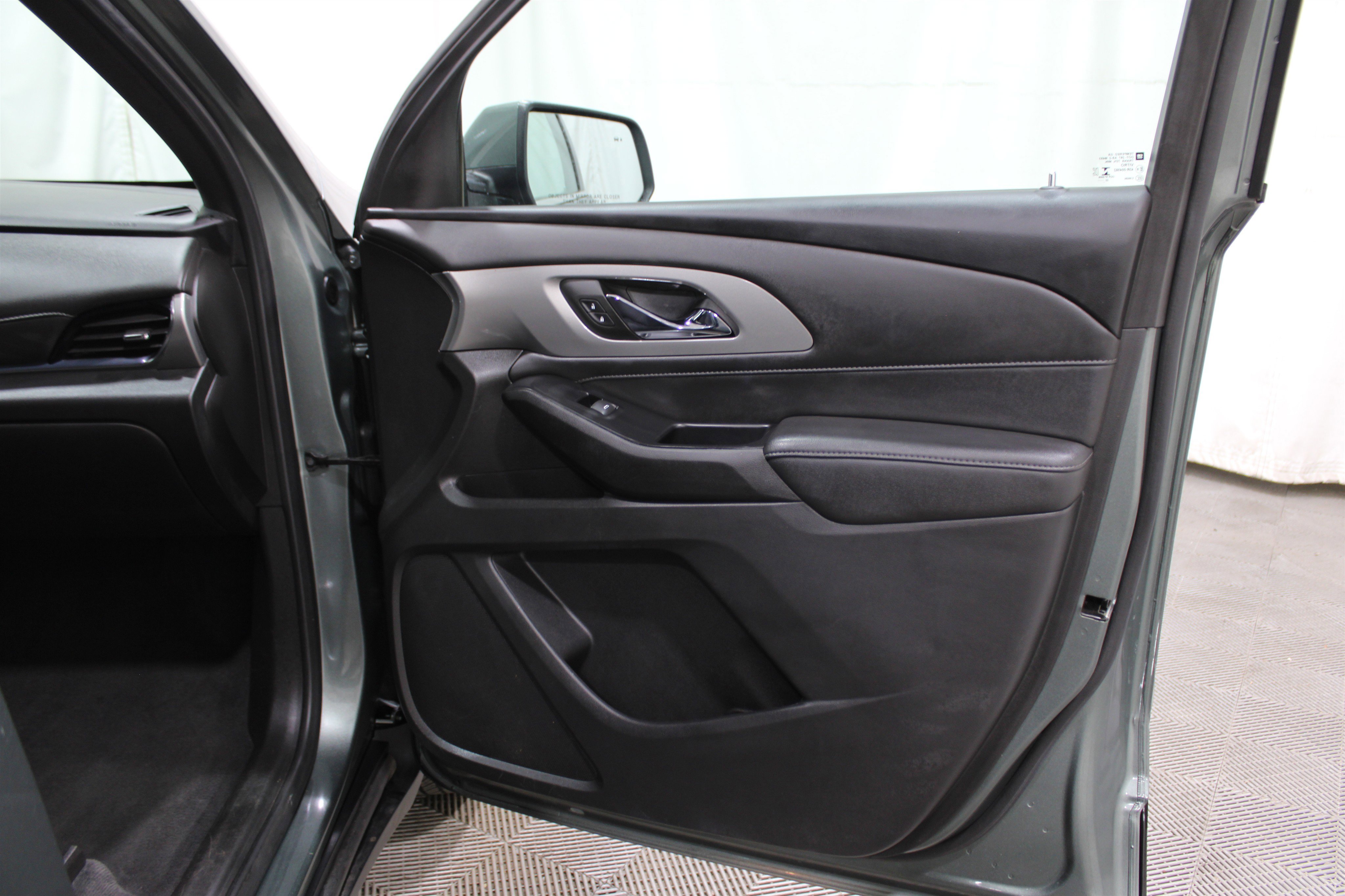 Used 2023 Chevrolet Traverse LT image 33