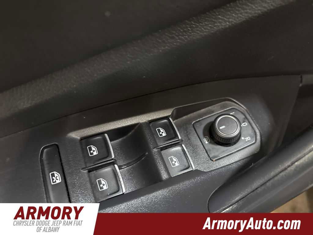 Used 2024 Volkswagen Jetta SE image 8