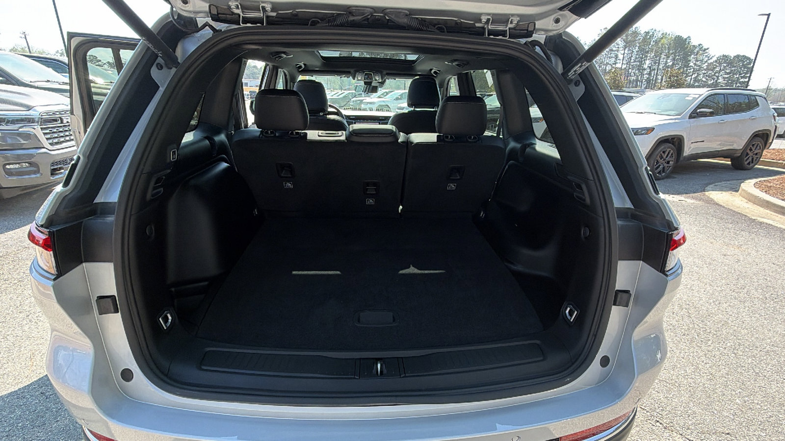 Used 2024 Jeep Grand Cherokee Limited w/ Luxury Tech Group II image 13