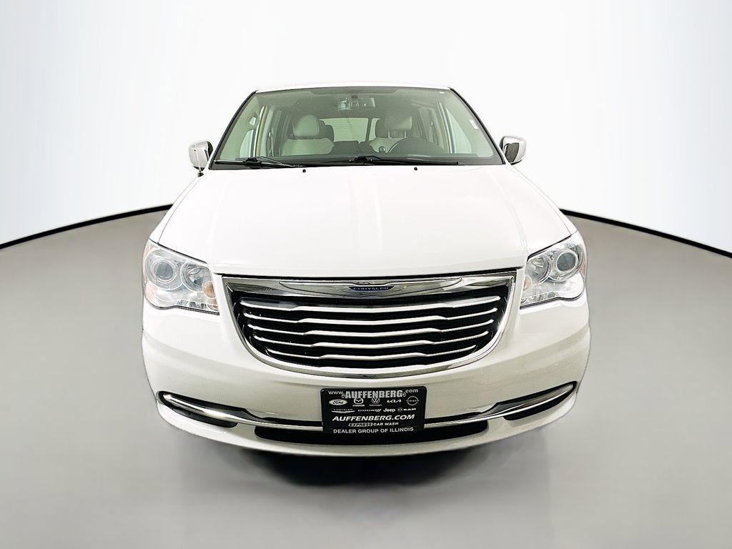 Used 2014 Chrysler Town & Country Limited image 2