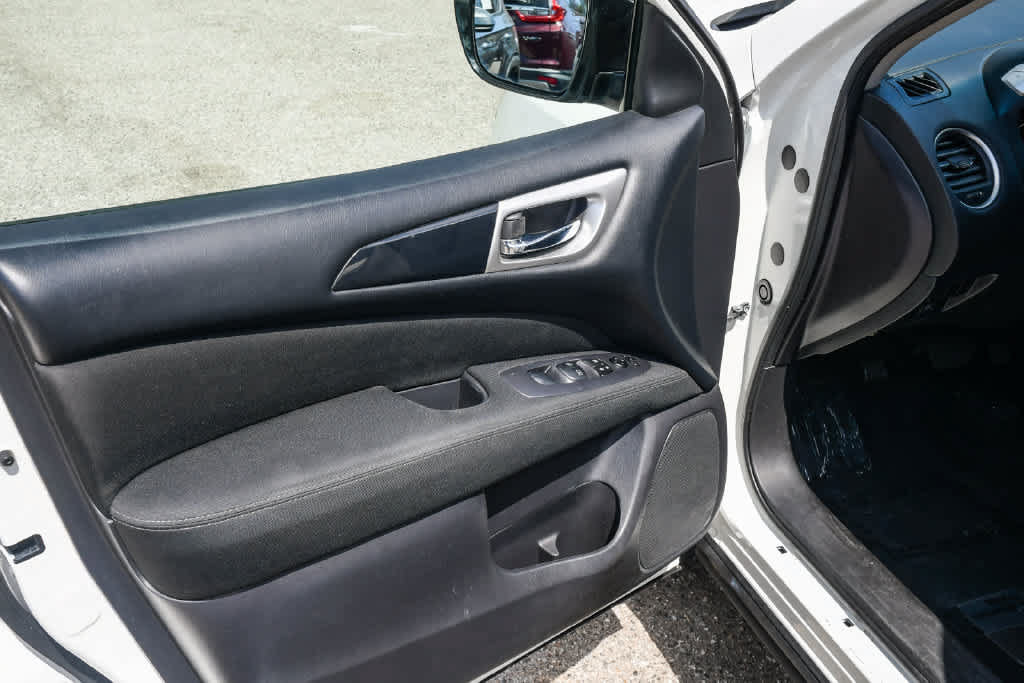 Used 2017 Nissan Pathfinder SV AWD/4WD image 25