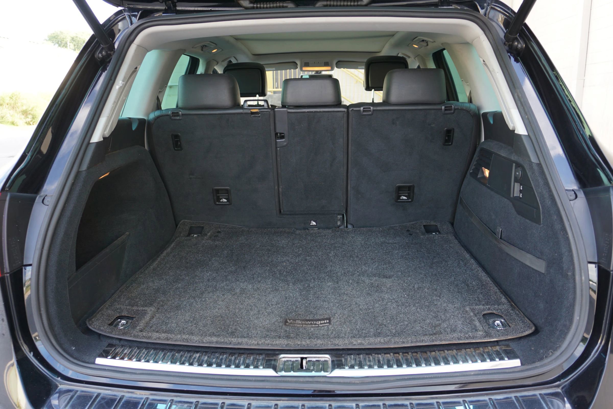 Used 2014 Volkswagen Touareg Sport image 17