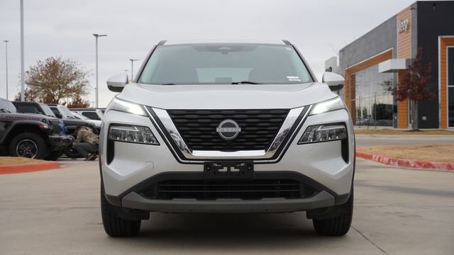 Used 2022 Nissan Rogue SV image 2