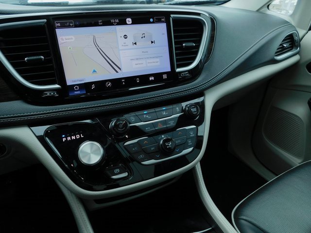 Used 2023 Chrysler Pacifica Limited image 12