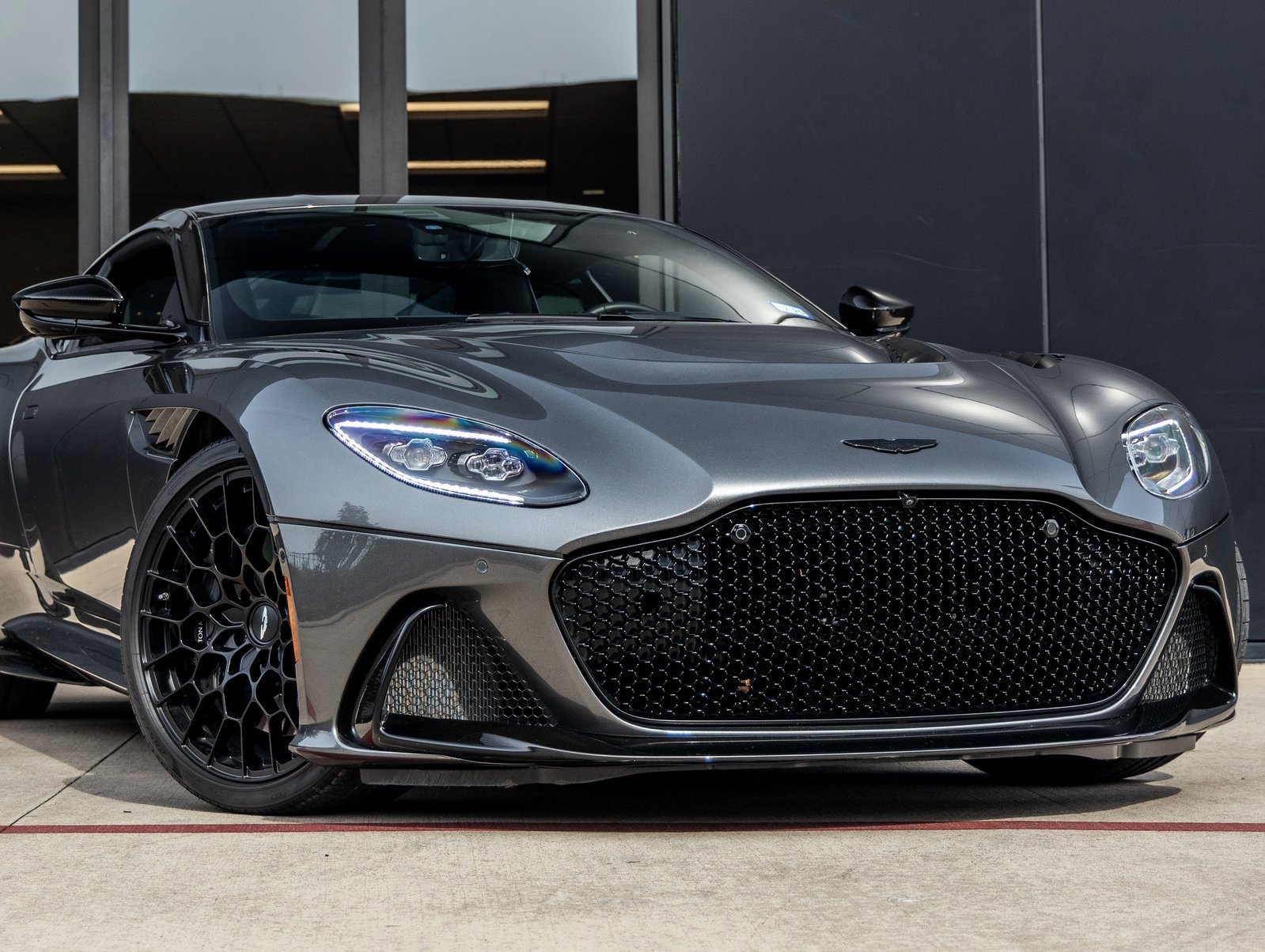 Used 2023 Aston Martin DBS Coupe image 5