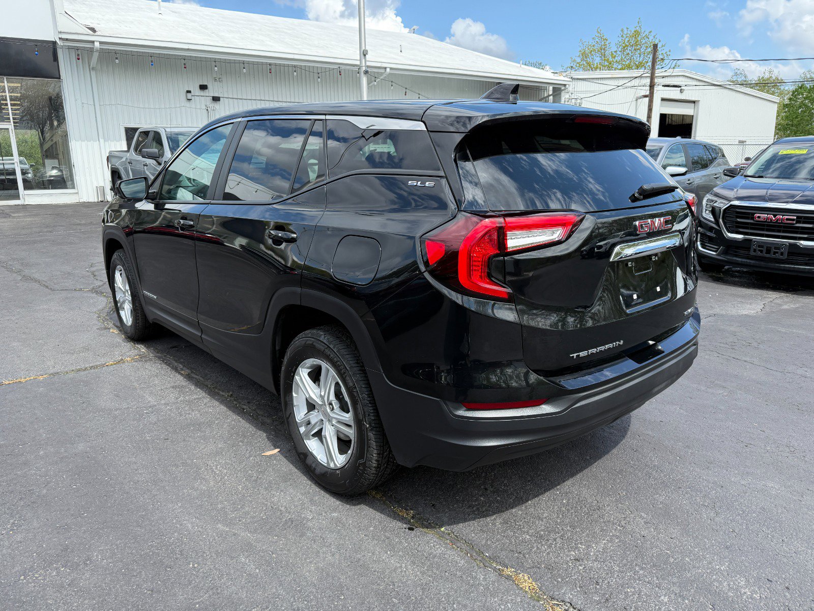 Used 2024 GMC Terrain SLE image 3