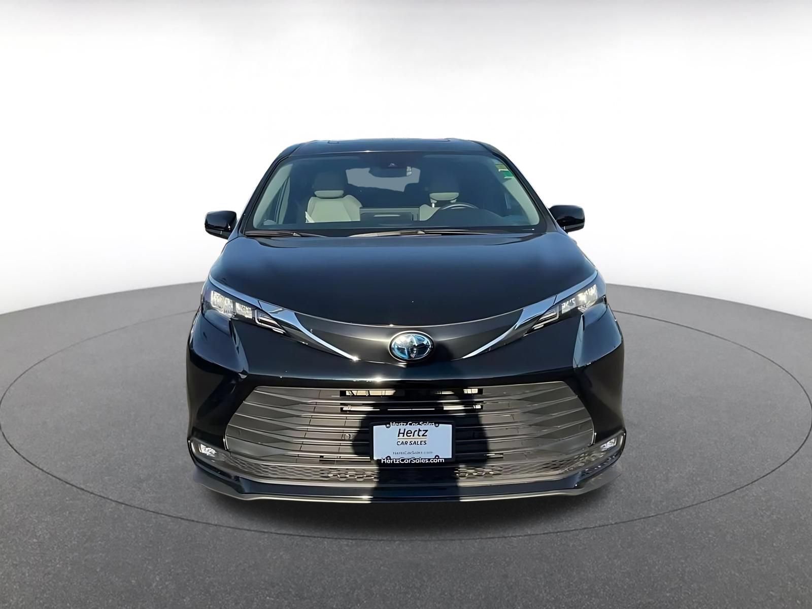 Used 2025 Toyota Sienna XLE FWD image 4