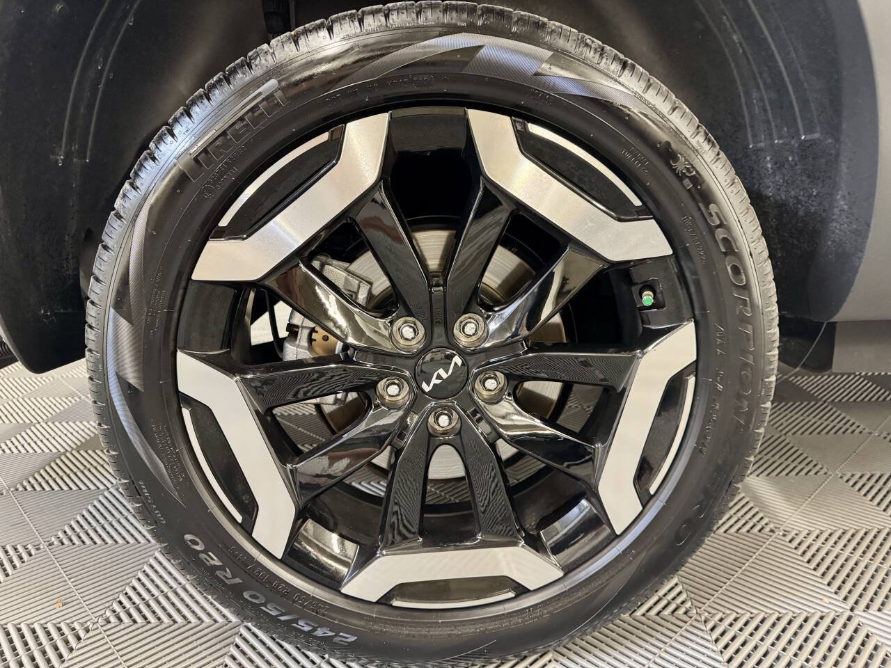 Used 2025 Kia Telluride EX w/ EX Captain's Chair Package FWD image 34