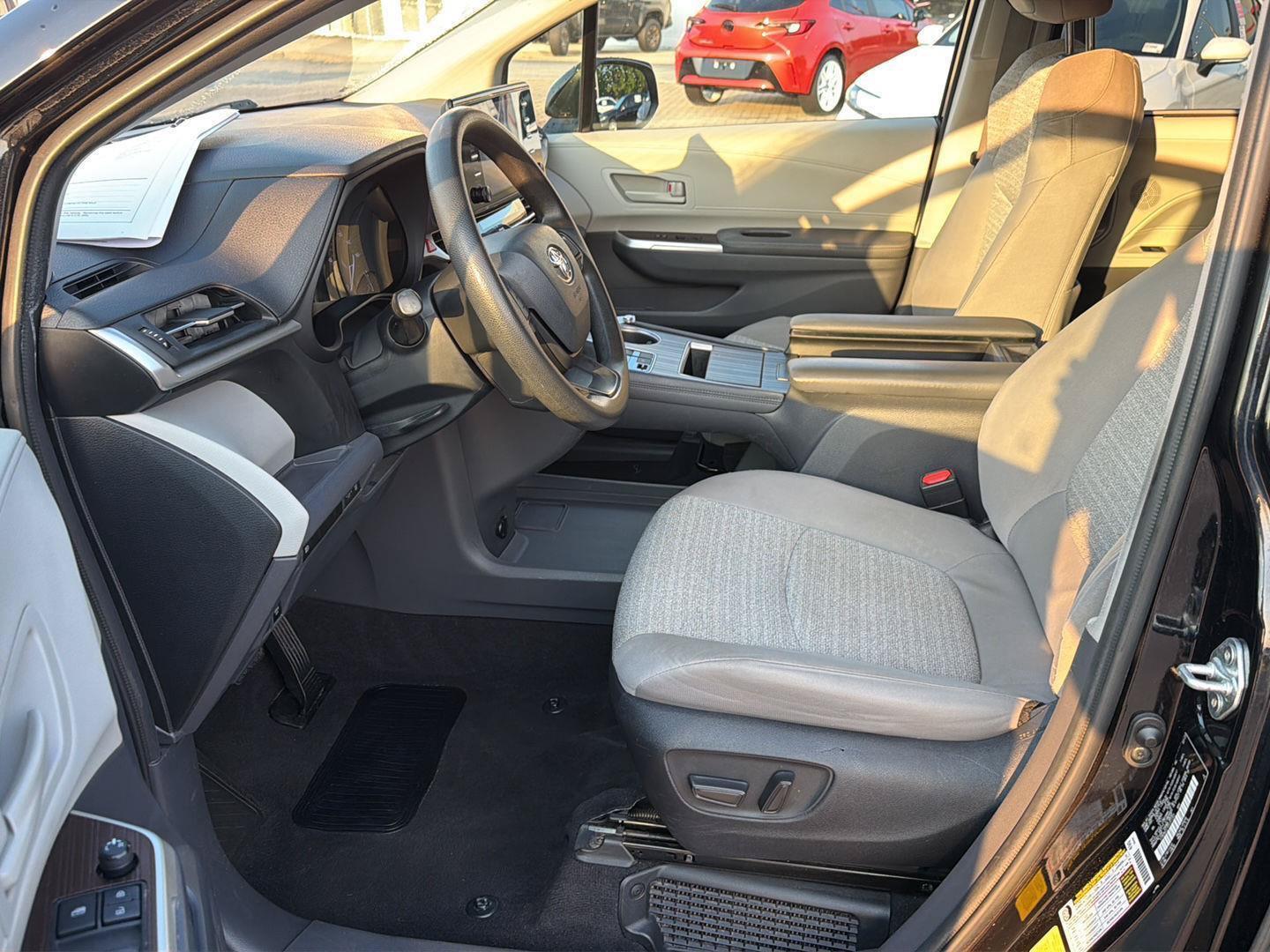 Used 2023 Toyota Sienna LE FWD image 10
