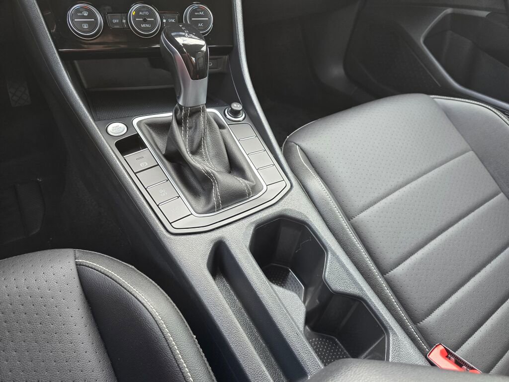 Used 2024 Volkswagen Jetta SE image 34