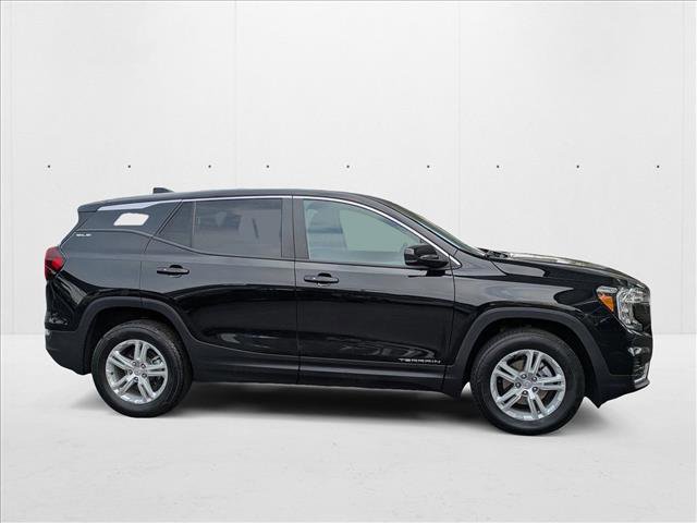 Used 2024 GMC Terrain SLE image 4