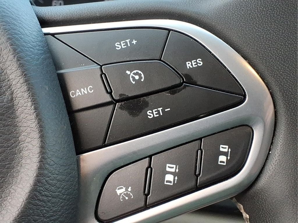 Used 2023 Chrysler Pacifica Touring-L FWD image 23