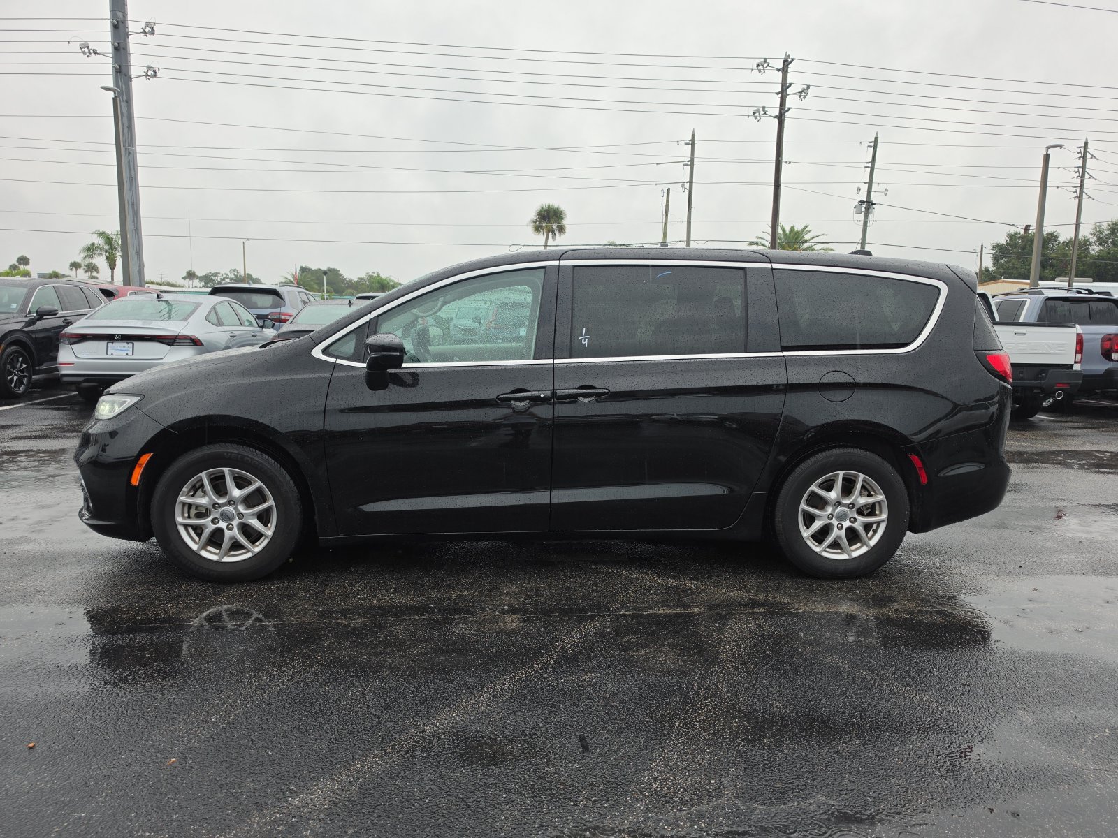 Used 2024 Chrysler Pacifica Touring-L FWD image 6