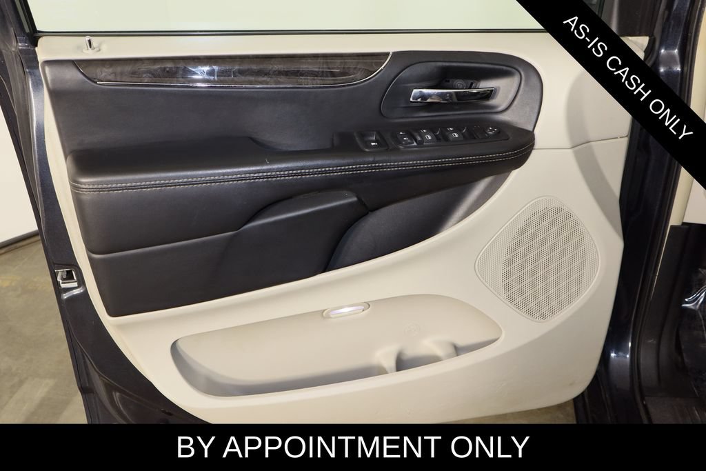 Used 2014 Chrysler Town & Country Touring FWD image 14