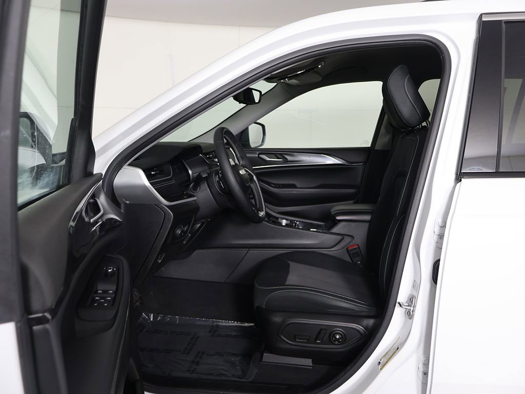 Used 2023 Jeep Grand Cherokee Laredo image 27