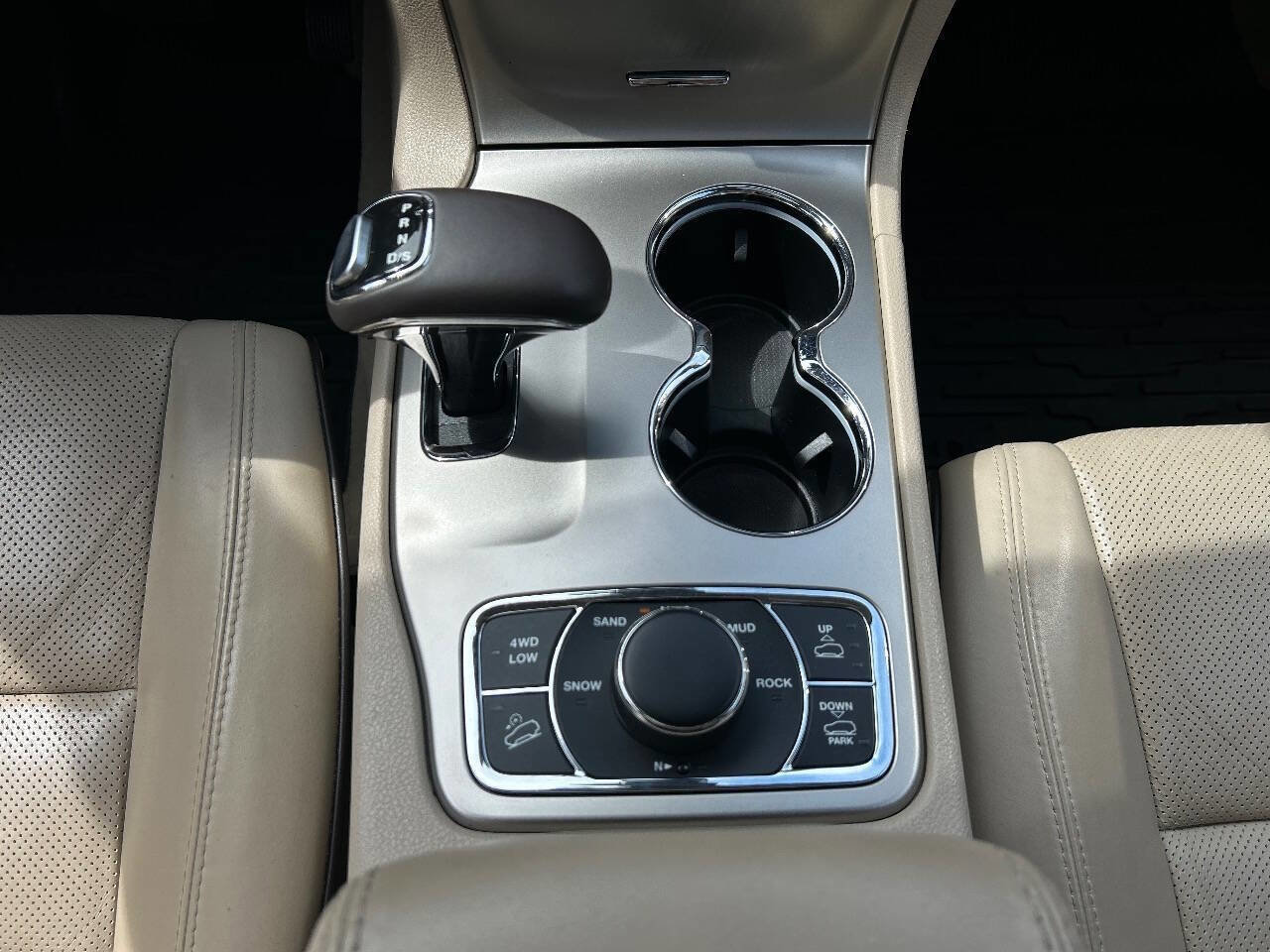 Used 2014 Jeep Grand Cherokee Overland w/ Advanced Technology Group AWD/4WD image 15