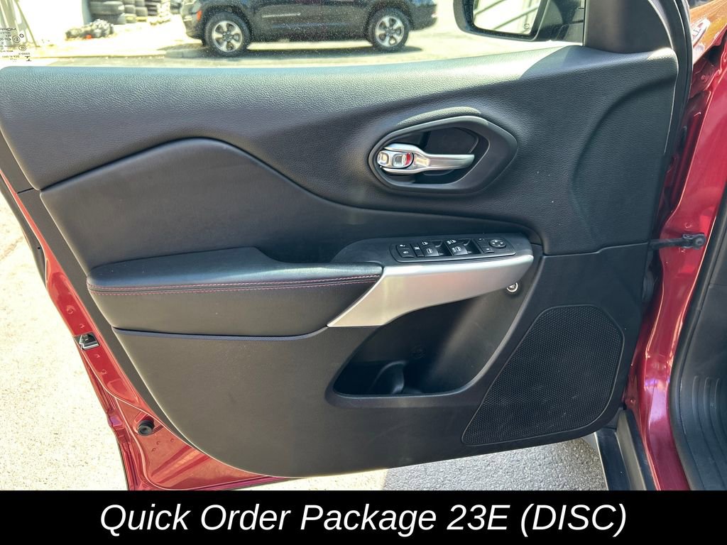 Used 2017 Jeep Cherokee Trailhawk w/ Comfort/Convenience Group AWD/4WD image 13