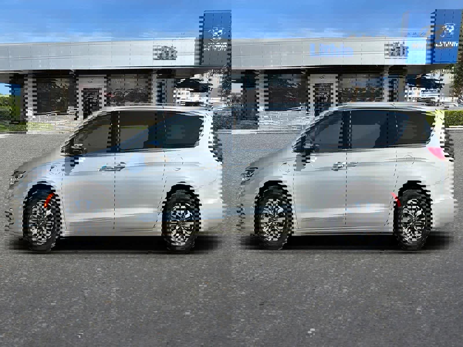 Used 2023 Chrysler Pacifica Limited image 6