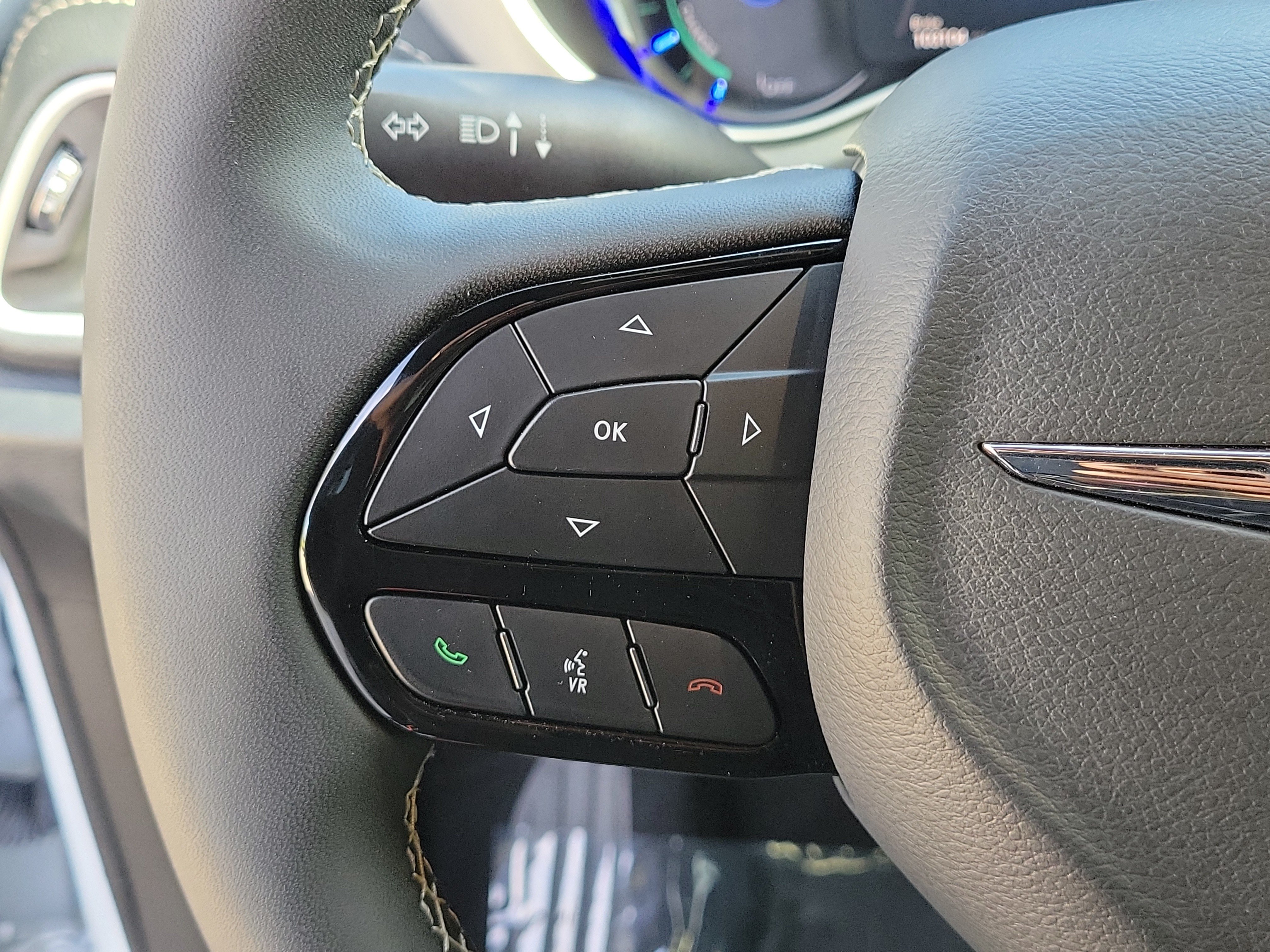 Used 2024 Chrysler Pacifica Limited FWD image 17