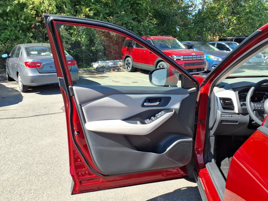Used 2022 Nissan Rogue SV image 14
