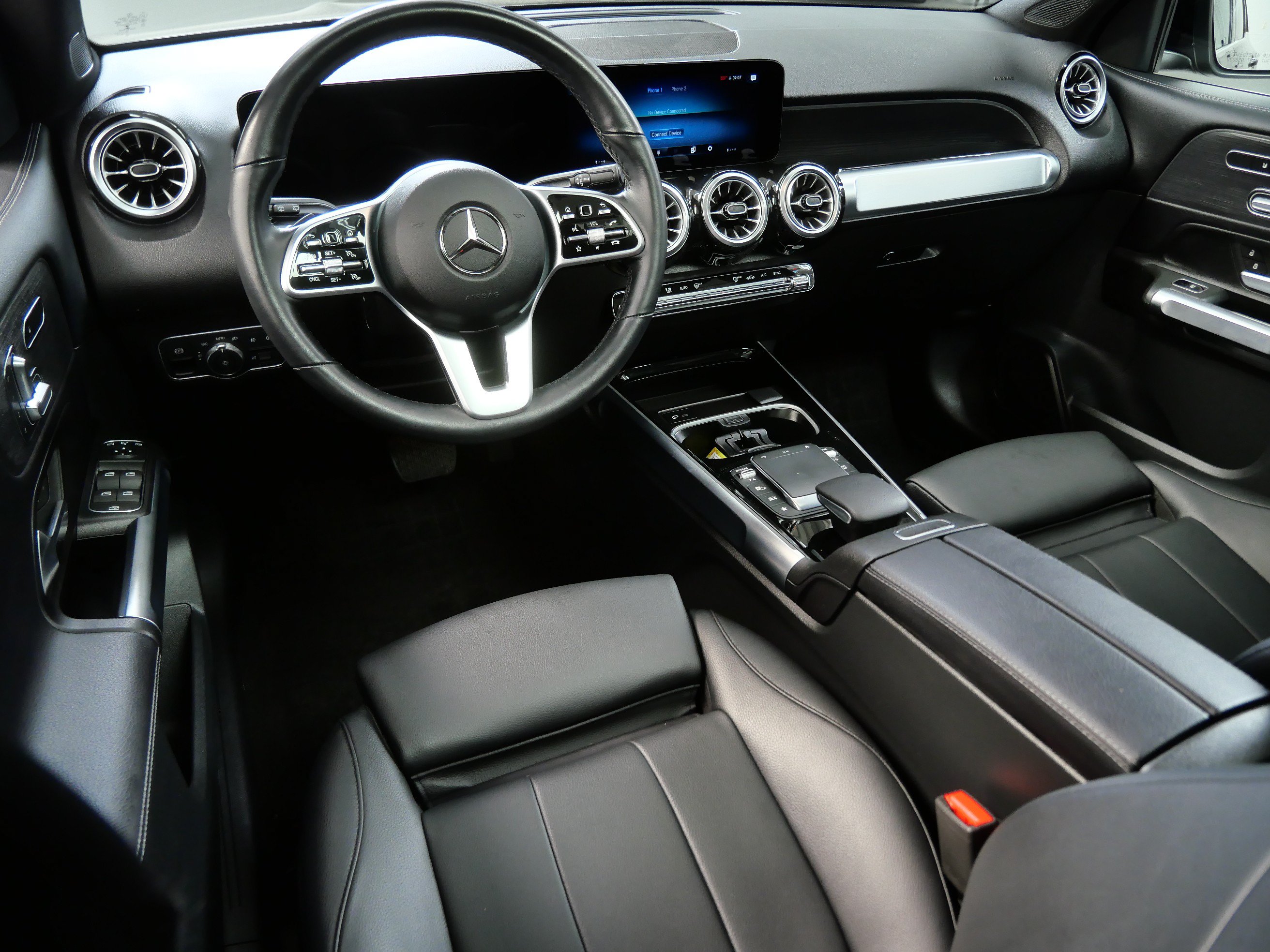 Used 2023 Mercedes-Benz GLB 250 4MATIC image 2