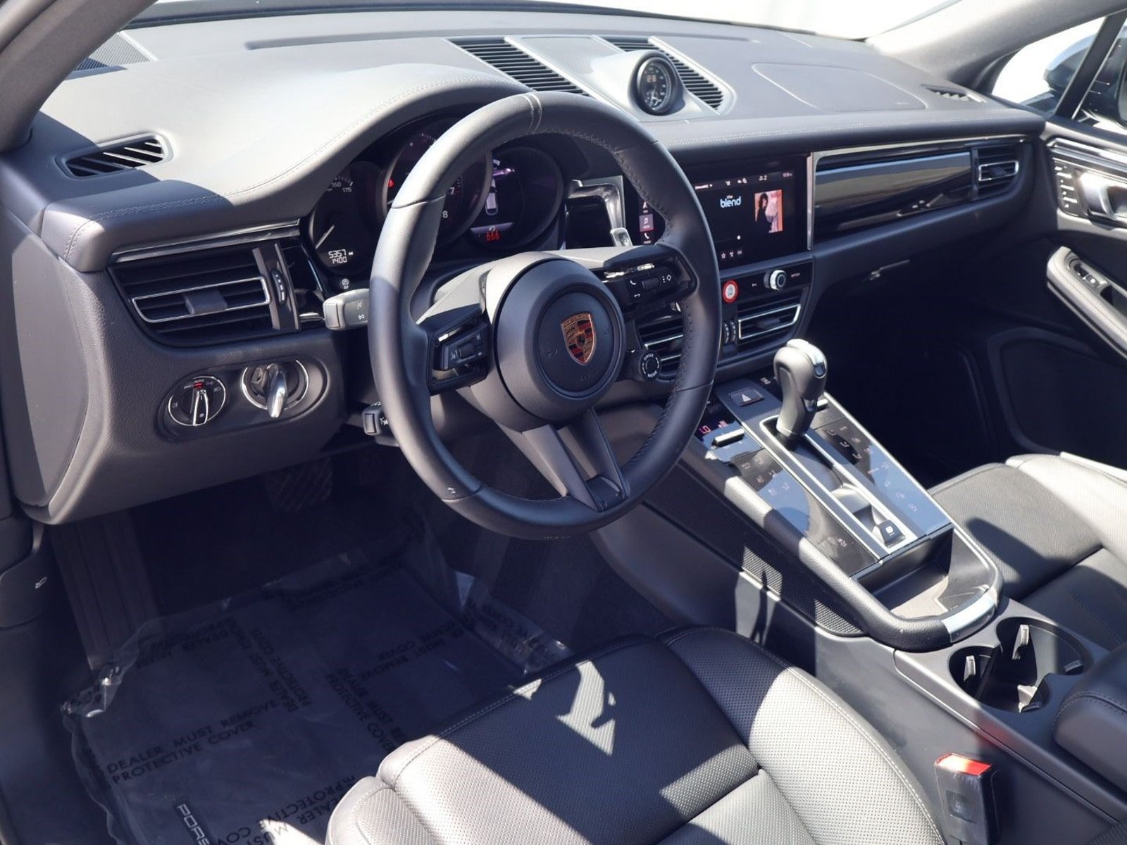 Certified 2026 Porsche Macan AWD/4WD image 4