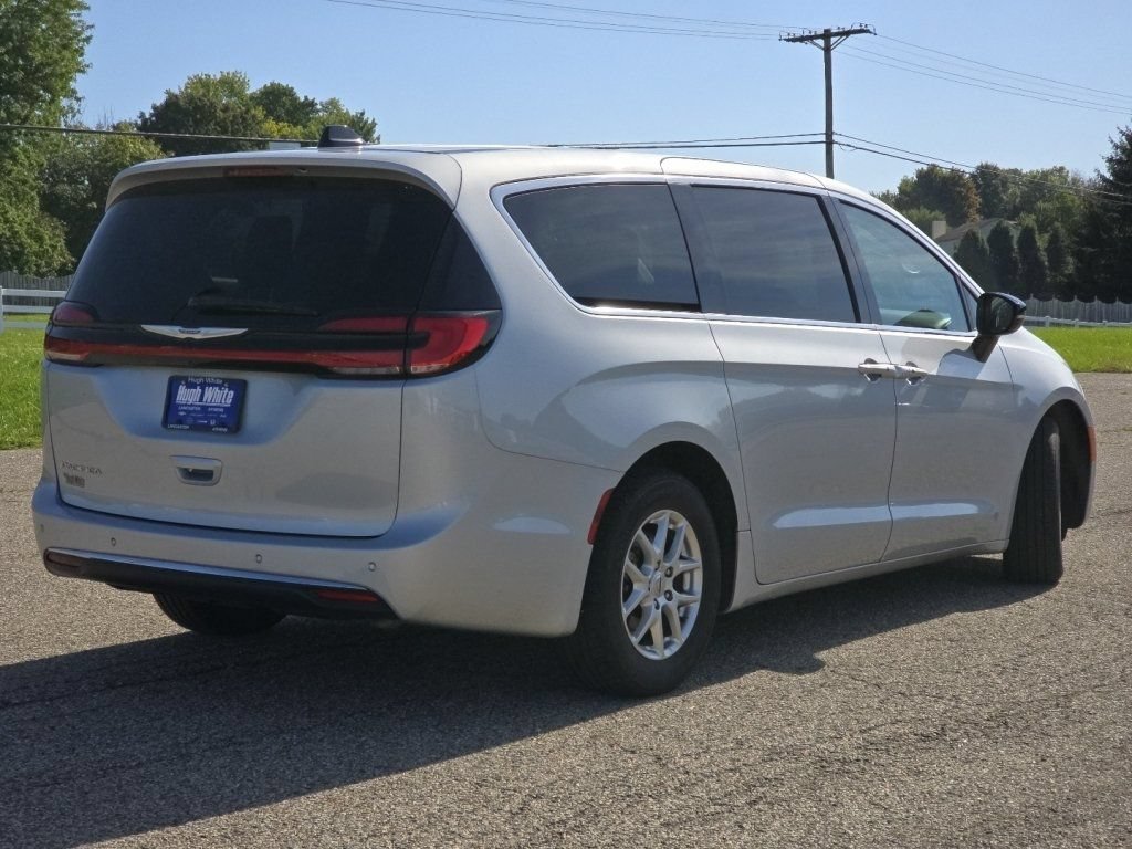 Used 2024 Chrysler Pacifica Touring-L FWD image 19