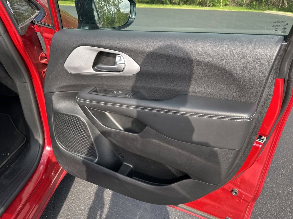 Certified 2025 Chrysler Pacifica Limited FWD image 21