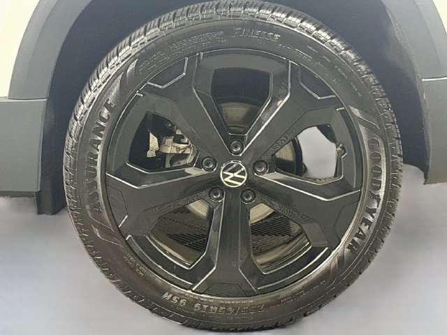 Certified 2025 Volkswagen Taos SE AWD/4WD image 32