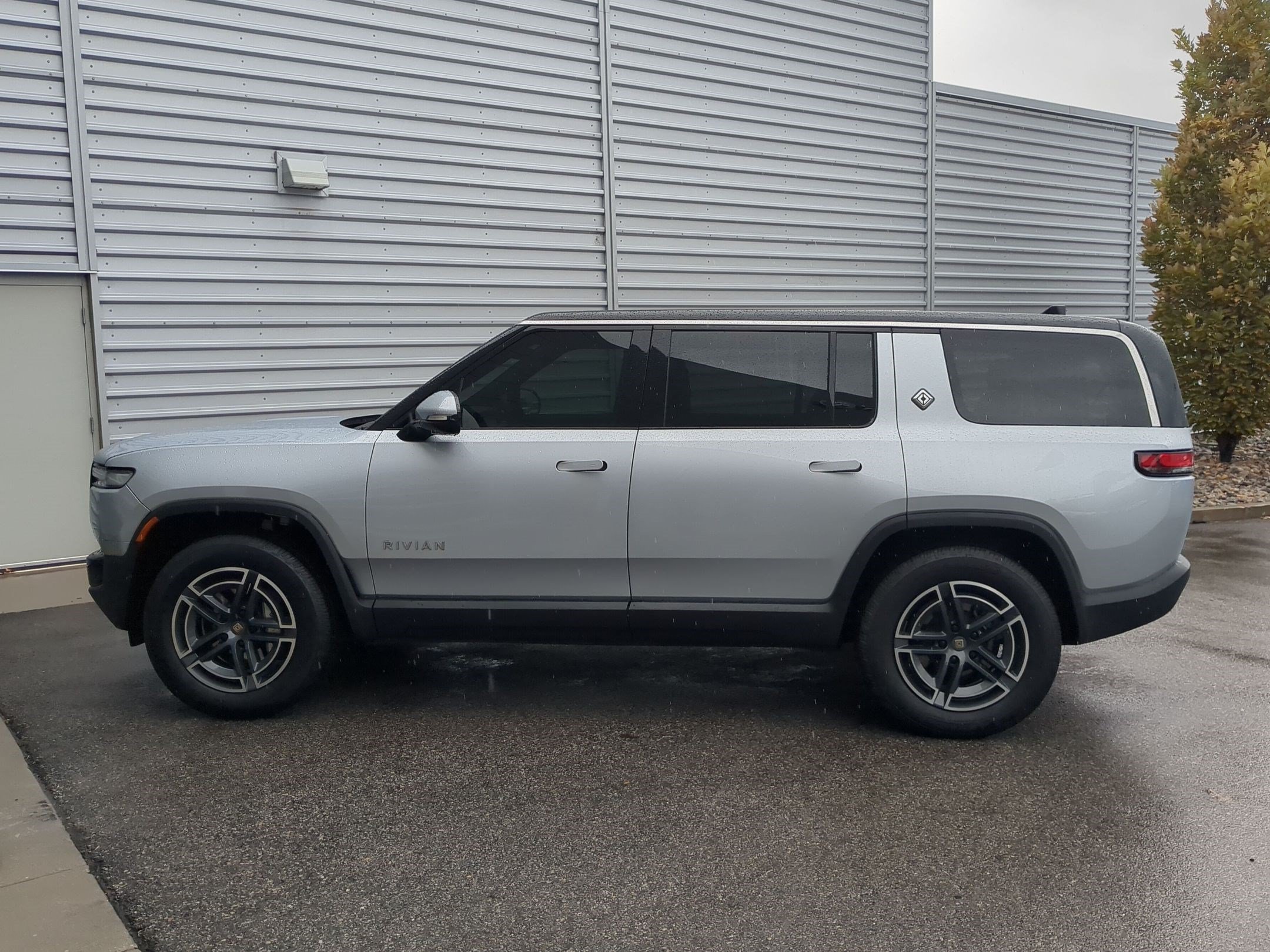 Used 2025 Rivian R1S Adventure Dual AWD/4WD image 8