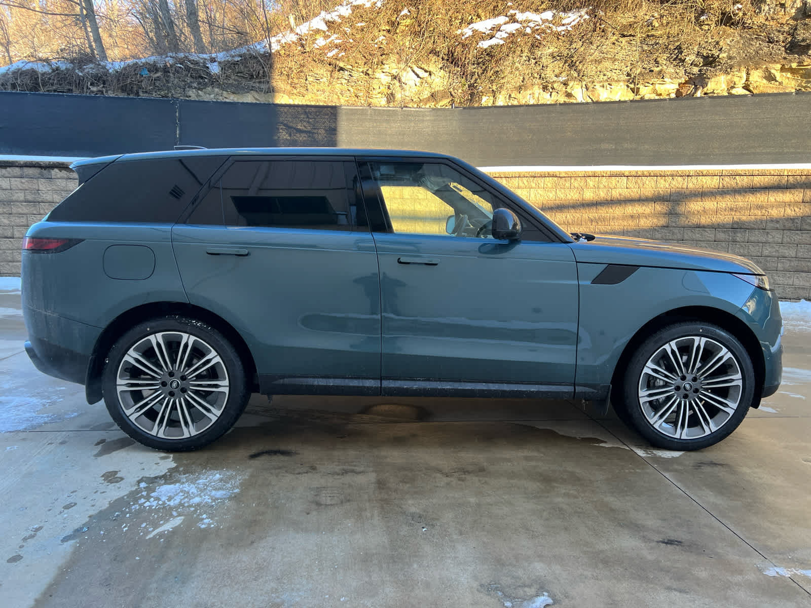 Used 2025 Land Rover Range Rover Sport SE AWD/4WD image 7